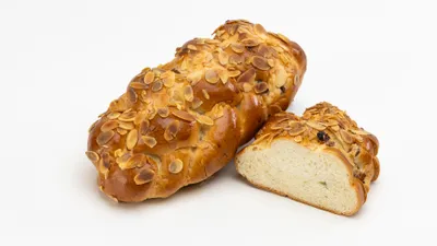 Vánočka s rozinkami sypaná mandlemi